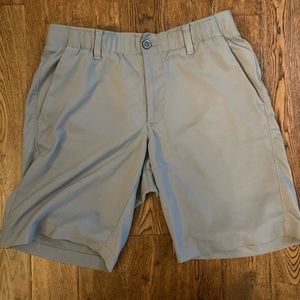 Men’s Under Armour 32 gray heat gear golf shorts